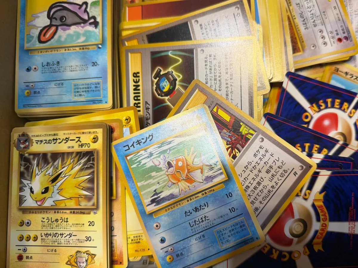 箱いっぱいの旧裏ポケモンカードのノーマルカード